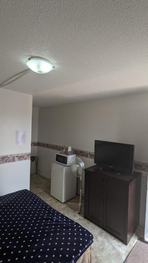 Balgonie Motel Motor Inn Pilot Butte Exterior photo